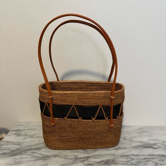 Elegant Queen BEA Tan Woven Bag with Black Bow leather handles - Picture 3 of 15